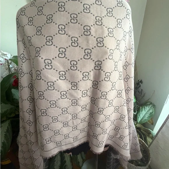Gucci  Logo Patterned Shawl. - Picture 7 of 16